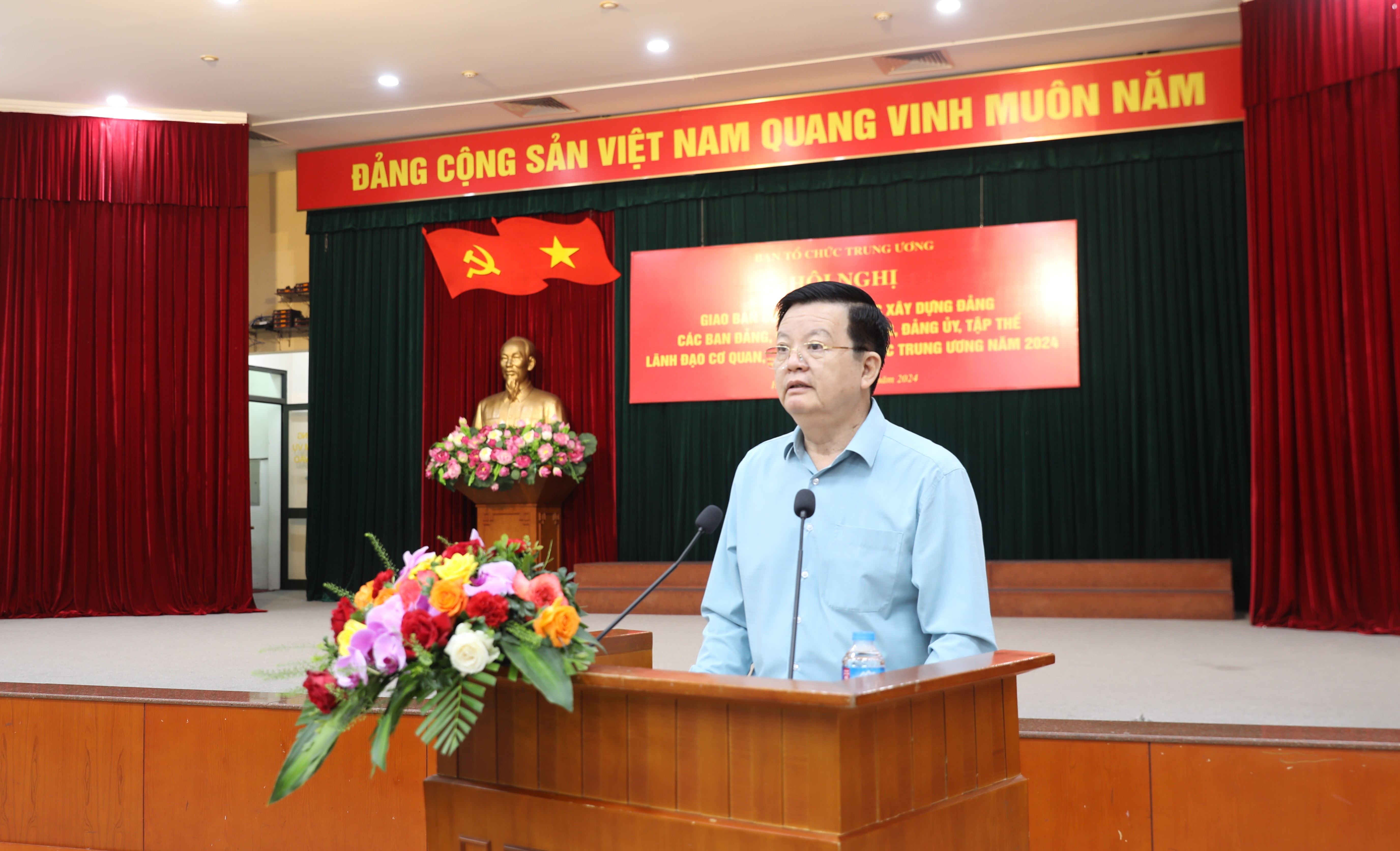 Phó Trưởng ban Thường trực Ban Tổ chức Trung ương Mai Văn Chính phát biểu ý kiến kết luận Hội nghị tại Hội trường A2.
