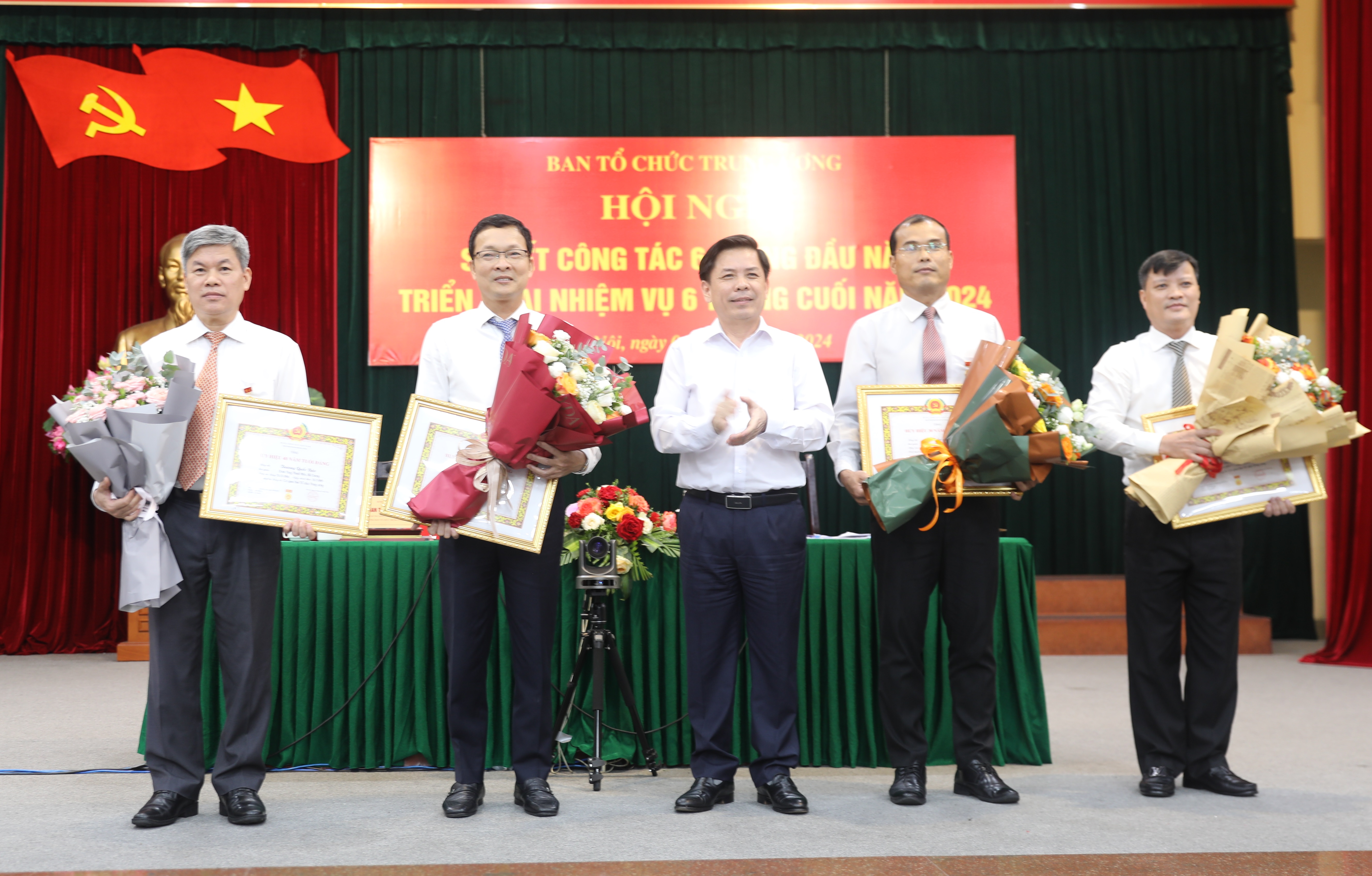 Bí thư Đảng ủy Khối Nguyễn Văn Thể trao Huy hiệu Đảng cho các đảng viên trong Đảng bộ.