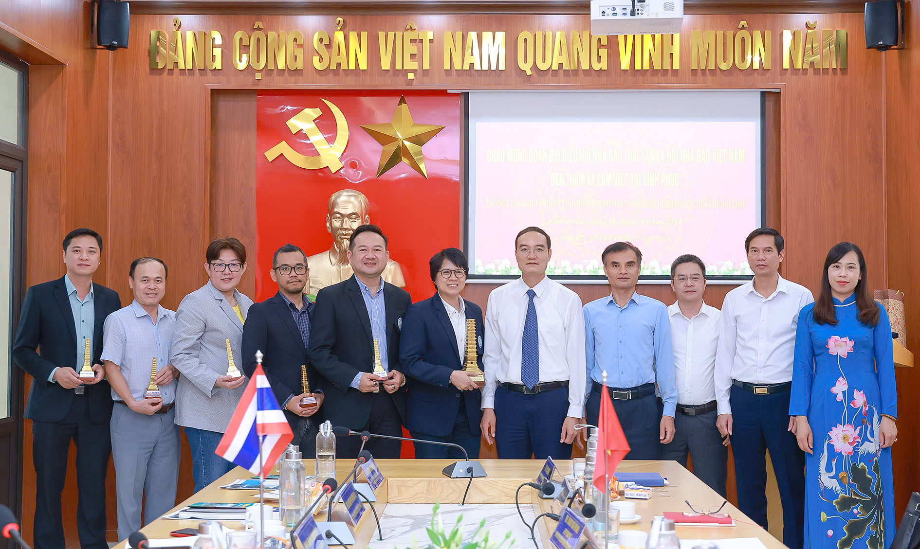 Lãnh đạo Hội Nhà báo tỉnh tặng quà lưu niệm cho các thành viên đoàn công tác của Hội Nhà báo Thái Lan. Ảnh: Trà Hương