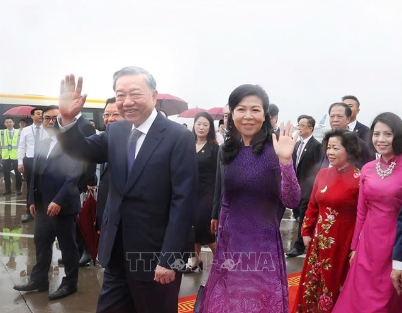 Tổng Bí thư, Chủ tịch nước Tô Lâm và Phu nhân đến Sân bay Quốc tế Bạch Vân, thành phố Quảng Châu, tỉnh Quảng Đông (Trung Quốc). Ảnh: Trí Dũng/TTXVN