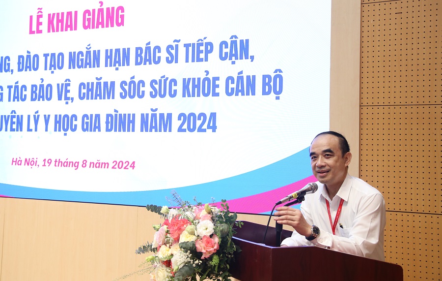 Đồng chí Nguyễn Hữu Tú, Hiệu trưởng Trường Đại học Y Hà Nội phát biểu tại Lễ Khai giảng.