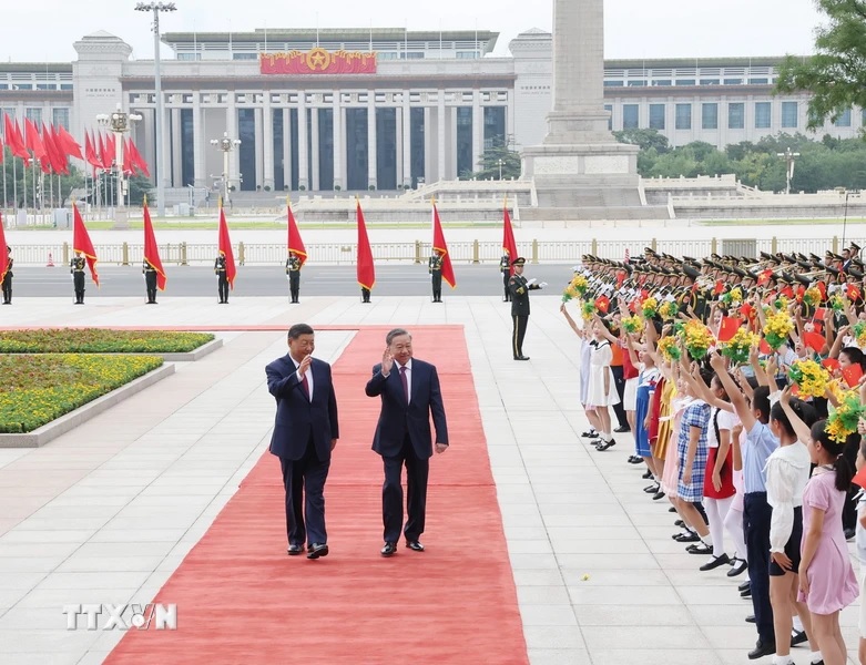 Tổng Bí thư, Chủ tịch nước Tô Lâm và Tổng Bí thư, Chủ tịch nước Trung Quốc Tập Cận Bình vẫy tay chào các cháu thiếu nhi.