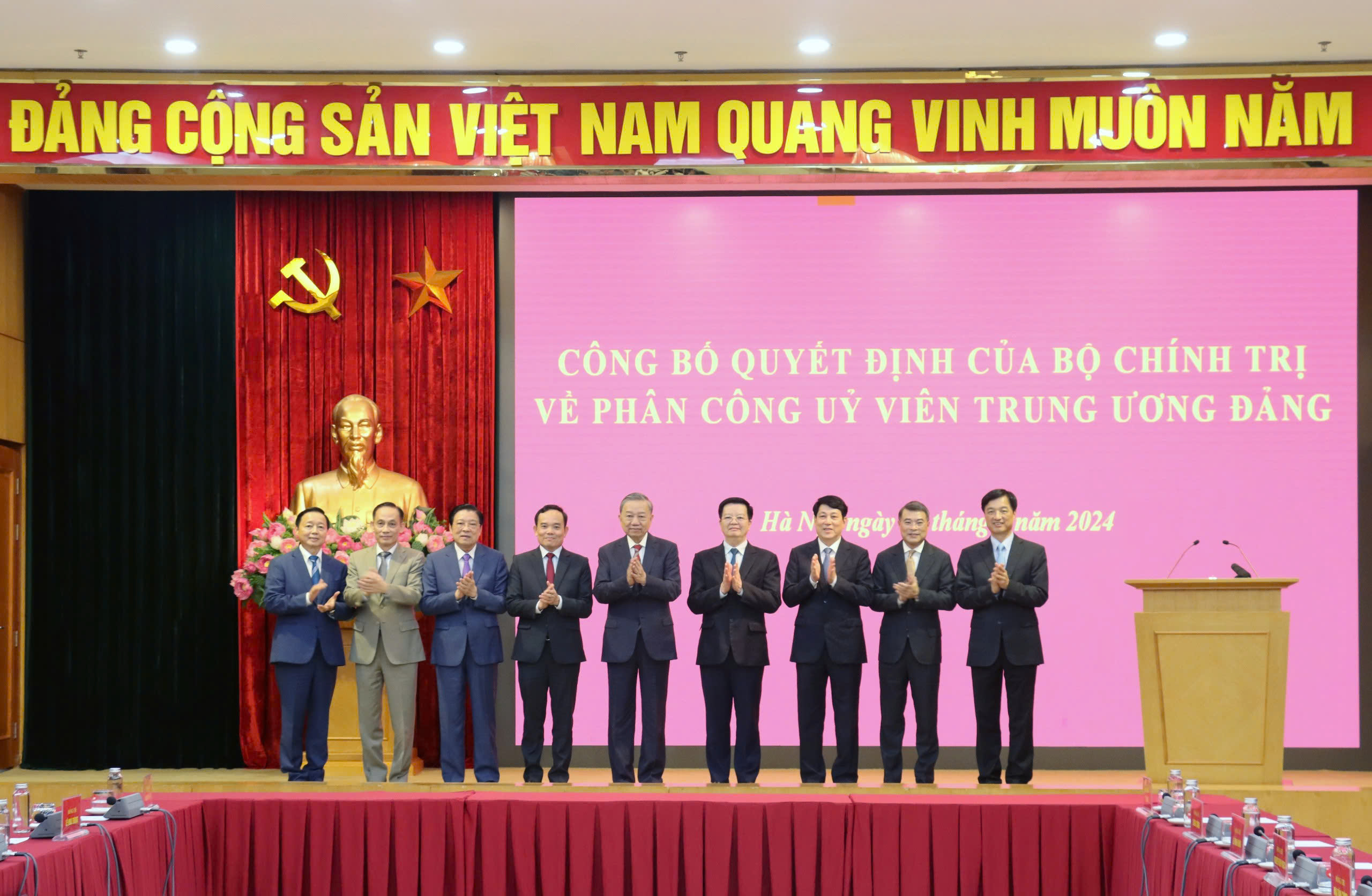 Tổng Bí thư, Chủ tịch nước Tô Lâm và các đồng chí Lãnh đạo Đảng, Nhà nước chụp ảnh lưu niệm cùng 2 đồng chí tân Trưởng ban.