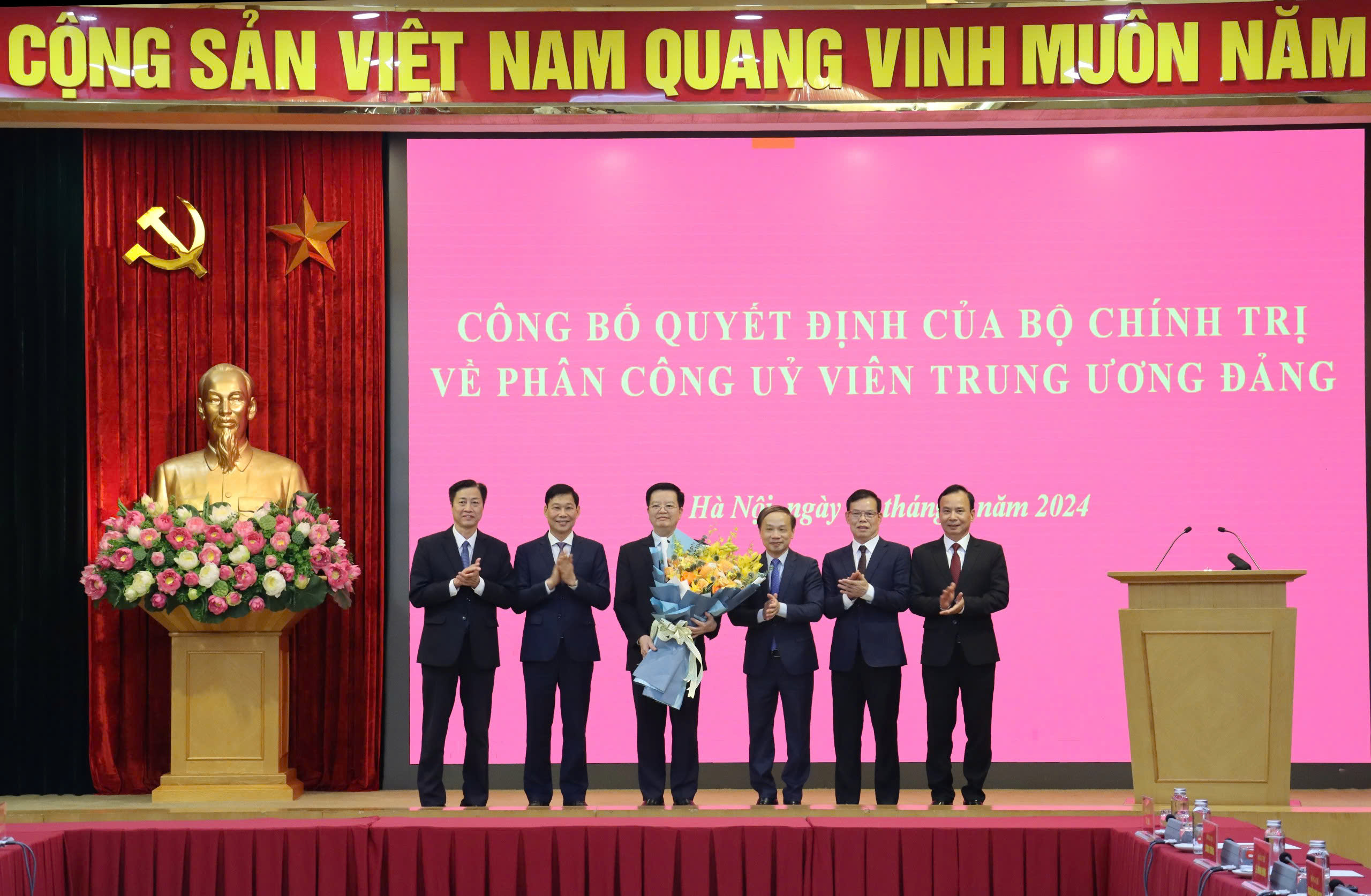 Các đồng chí Lãnh đạo Ban Dân vận Trung ương tặng hoa chúc mừng đồng chí Mai Văn Chính.