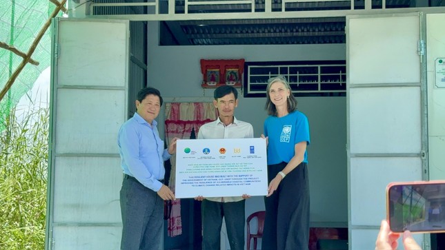 Đồng chí Lê Văn Sử, Phó Chủ tịch UBND tỉnh Cà Mau và bà Ramla Khalidi, Trưởng đại diện UNDP tại Việt Nam trao tặng nhà an toàn cho một hộ dân.