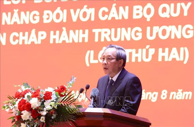 Phó Trưởng Ban Tổ chức Trung ương Hoàng Đăng Quang công bố các quyết định về việc mở lớp học. Ảnh: Văn Điệp/TTXVN