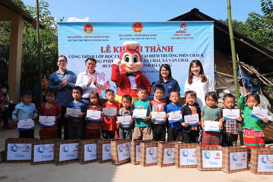 Đại diện Quỹ Bảo trợ trẻ em Việt Nam, Sở Lao động - Thương binh và Xã hội tỉnh Hà Giang, Công ty TNHH Jollibee Việt Nam trao học bổng và quà cho trẻ em tại buổi lễ.