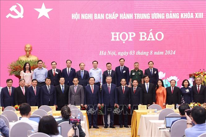 Tổng Bí thư, Chủ tịch nước Tô Lâm với các đại biểu dự họp báo.