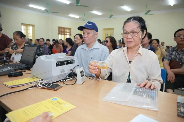 BHXH Việt Nam: Giảm khâu trung gian, chi trả trực tiếp lương hưu và trợ cấp BHXH qua tài khoản cá nhân cho người hưởng