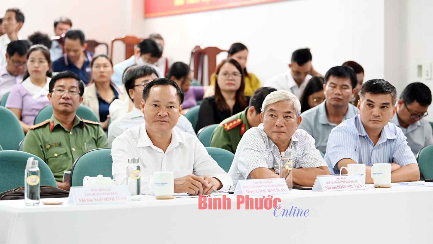 Phó Trưởng Ban Tuyên giáo Tỉnh ủy Mạc Đình Huấn, Chủ tịch Hội Nhà báo tỉnh Đoàn Như Viên dự buổi tập huấn.