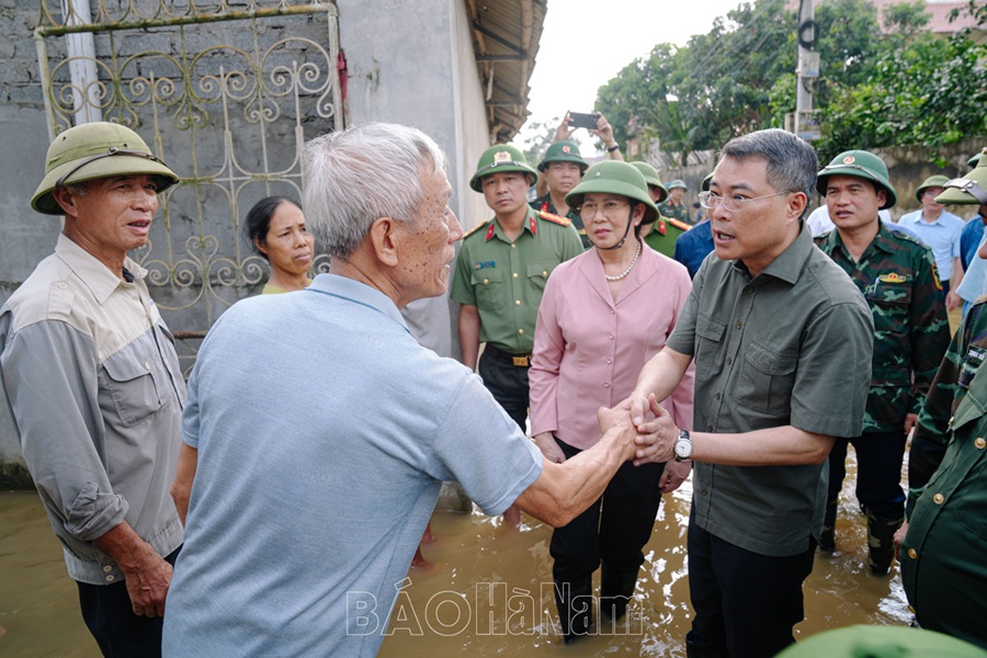 Trưởng Ban Tổ chức Trung ương Lê Minh Hưng tặng quà động viên người dân xã Mộc Bắc, thị xã Duy Tiên bị ảnh hưởng bởi lụt bão.