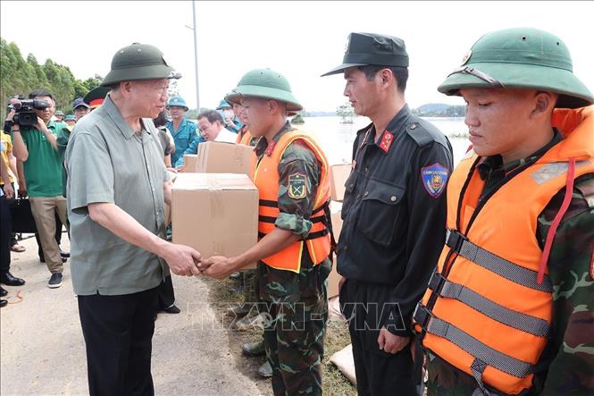 Tổng Bí thư, Chủ tịch nước Tô Lâm động viên, tặng quà lực lượng làm nhiệm vụ củng cố, khắc phục sự cố một số điểm xung yếu ở đê sông Lô, xã Trường Sinh, huyện Sơn Dương, tỉnh Tuyên Quang.