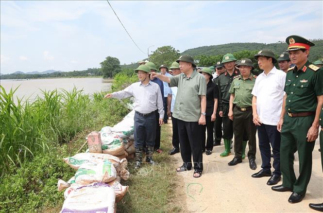 Tổng Bí thư, Chủ tịch nước Tô Lâm kiểm tra công tác củng cố, khắc phục sự cố một số điểm xung yếu ở đê sông Lô, xã Trường Sinh, huyện Sơn Dương, tỉnh Tuyên Quang.