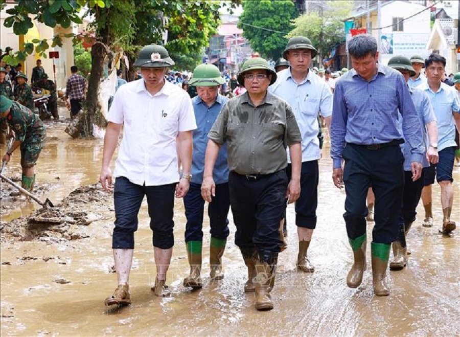 Thủ tướng Phạm Minh Chính kiểm tra công tác khắc phục hậu quả do mưa lũ gây ra tại thành phố Yên Bái. Ảnh: Dương Giang/TTXVN.