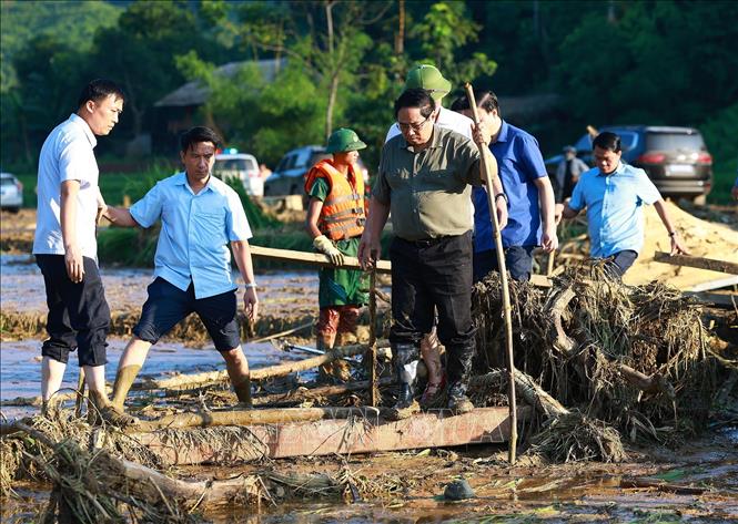 Thủ tướng Phạm Minh Chính chỉ đạo công tác tìm kiếm người bị nạn do lũ quét, sạt lở đất tại làng Nủ. Ảnh: Dương Giang/TTXVN