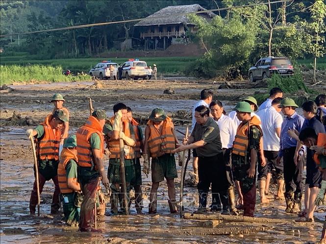 Thủ tướng Phạm Minh Chính chỉ đạo công tác tìm kiếm người bị nạn do lũ quét, sạt lở đất tại làng Nủ. Ảnh: Dương Giang/TTXVN