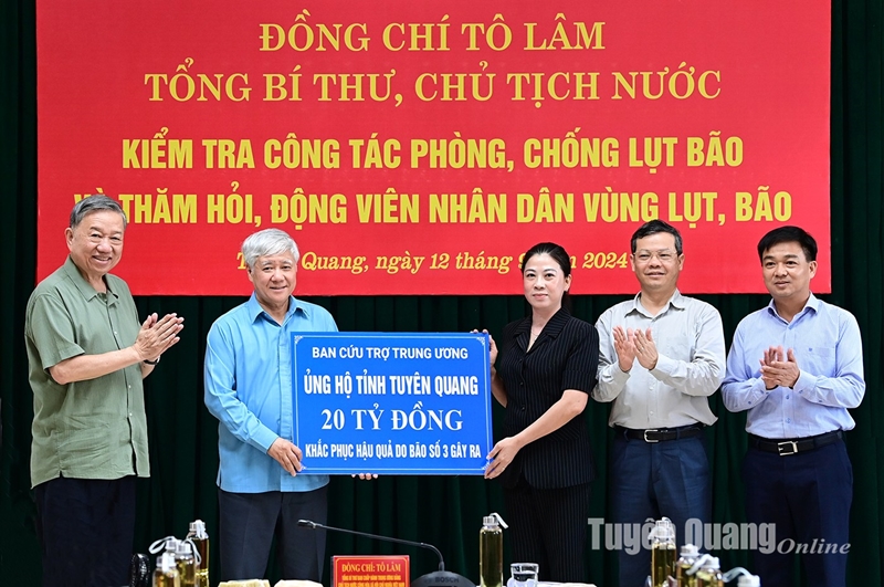 Đồng chí Tổng Bí thư, Chủ tịch nước Tô Lâm chứng kiến Ban cứu trợ Trung ương ủng hộ Tuyên Quang 20 tỷ đồng khắc phục hậu quả bão số 3.