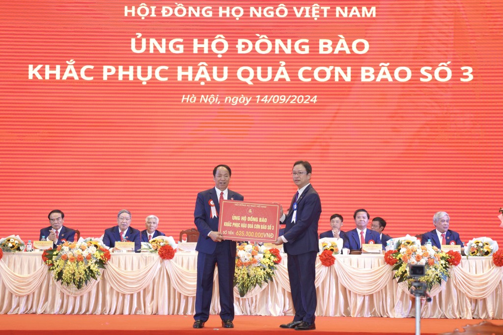 Anh hùng Lao động thời kỳ đổi mới, Chủ tịch Hội đồng họ Ngô Việt Nam Ngô Văn Sơn thay mặt Hội đồng trao 625.300.000 đồng tới Ủy ban Trung ương MTTQ Việt Nam để chia sẻ, động viên với đồng bào, Nhân dân đang chịu ảnh hưởng nặng nề của mưa bão và lũ lụt tại miền Bắc