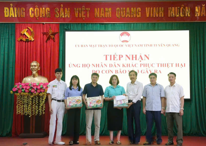 TS. Trần Anh Tuấn, Chủ tịch Hiệp hội Khoa học Hành chính Việt Nam và Đoàn công tác trao quà ủng hộ đồng bào vùng lũ tuyên Quang khắc phục hậu quả do bão số 3.