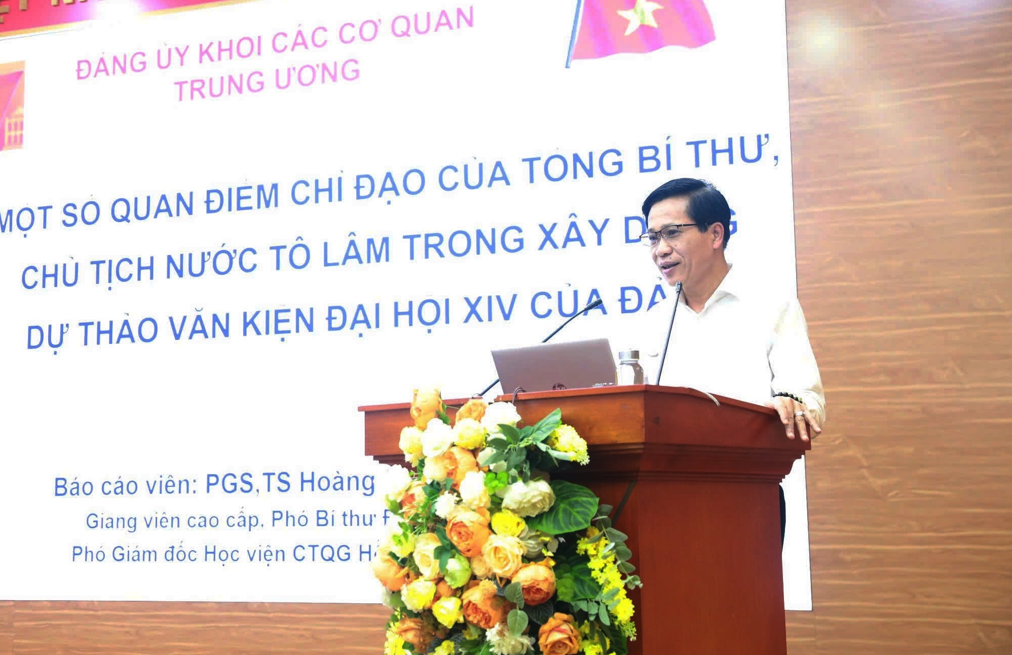 PGS.TS Hoàng Phúc Lâm giới thiệu chuyên đề tại Hội nghị.