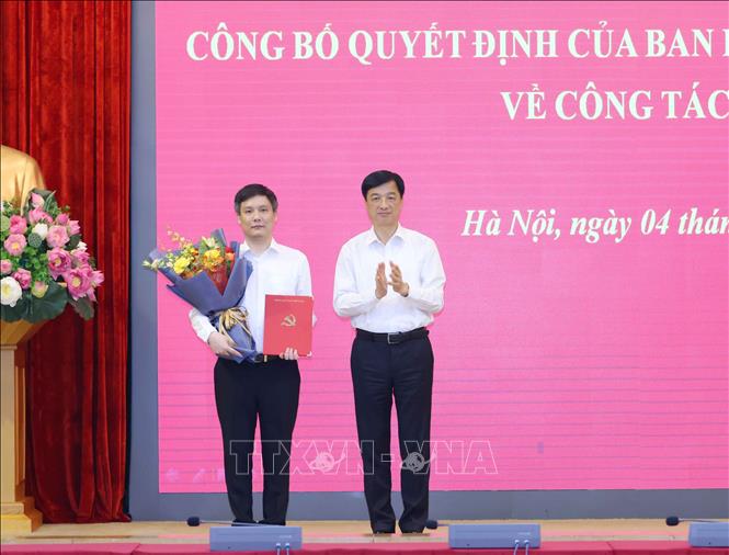 Đồng chí Nguyễn Duy Ngọc, Bí thư Trung ương Đảng, Chánh Văn phòng Trung ương trao Quyết định Thư ký của Tổng Bí thư, Chủ tịch nước Tô Lâm cho đồng chí Thiếu tá Đinh Tiến Hải.