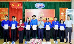 Xín Mần quan tâm kết nạp đảng viên là học sinh