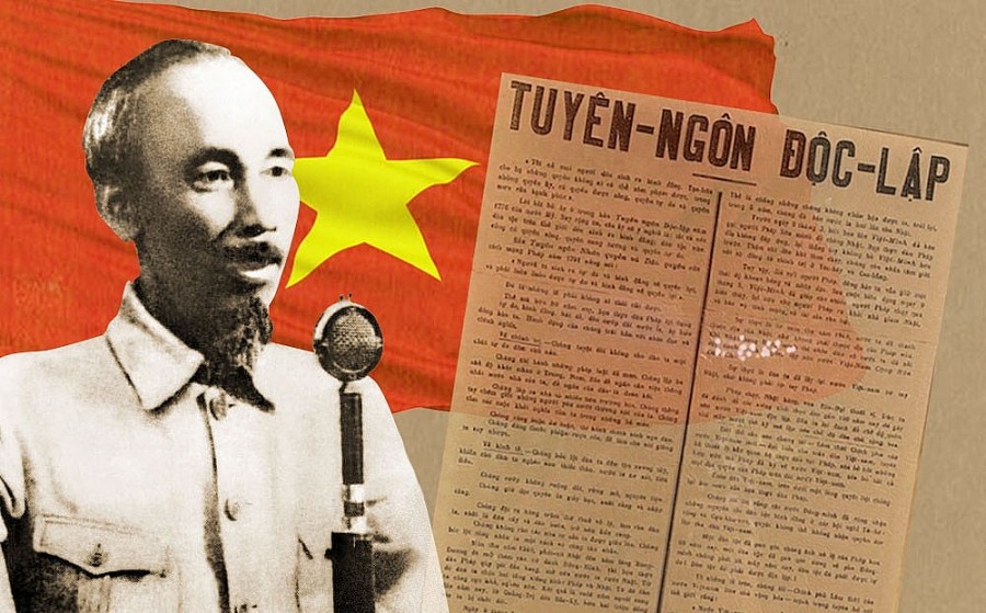 Chủ tịch Hồ Chí Minh đọc Tuyên ngôn Độc lập, khai sinh nước Việt Nam Dân chủ Cộng hòa.