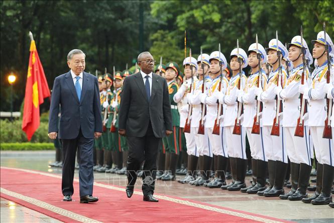 Tổng Bí thư, Chủ tịch nước Tô Lâm và Tổng thống Guinea-Bissau Umaro Sissoco Embaló duyệt Đội danh dự Quân đội nhân dân Việt Nam.