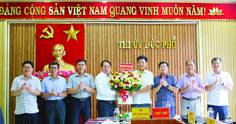 Ảnh: Năm 2024, Đảng bộ thị xã Đức Phổ được công nhận hoàn thành xuất sắc nhiệm vụ.