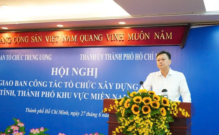 Vụ trưởng Vụ Địa phương III, Ban Tổ chức Trung ương Nguyễn Văn Phóng báo cáo tại hội nghị giao ban công tác tổ chức xây dựng Đảng 11 tỉnh, thành khu vực miền Nam năm 2024.