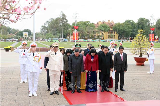 Đoàn đại biểu Thành ủy, HĐND, UBND, Ủy ban MTTQ Việt Nam thành phố Hà Nội thành kính tưởng niệm Chủ tịch Hồ Chí Minh. Ảnh: Phạm Kiên/TTXVN