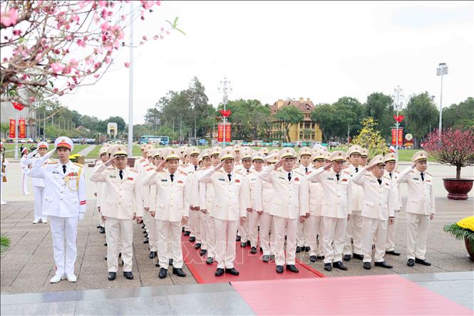 Đoàn đại biểu Đảng ủy Công an Trung ương - Bộ Công an thành kính tưởng niệm Chủ tịch Hồ Chí Minh. Ảnh: Phạm Kiên/TTXVN