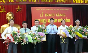 Đảng ủy cơ quan Ban Tổ chức Trung ương tổ chức trao Huy hiệu Đảng