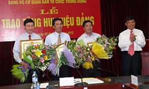 Đảng ủy cơ quan Ban Tổ chức Trung ương tổ chức trao Huy hiệu Đảng