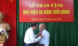 Tổ chức trao Huy hiệu 40 năm tuổi Đảng