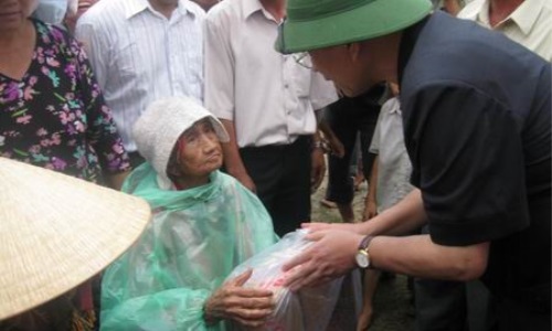 Tổng Bí thư Nông Đức Mạnh thăm vùng bão lũ Bình Định