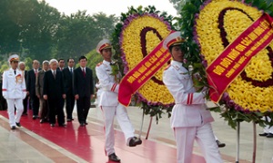 Lãnh đạo Đảng và Nhà nước viếng Chủ tịch Hồ Chí Minh