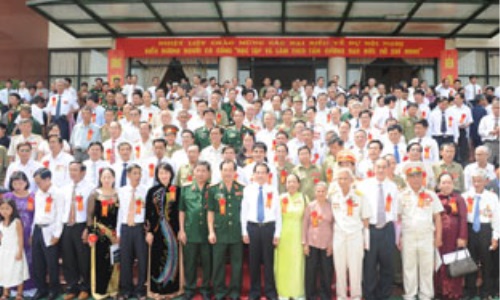 Hội nghị biểu dương người có công tiêu biểu toàn quốc "Học tập và làm theo tấm gương đạo đức Hồ Chí Minh" năm 2010