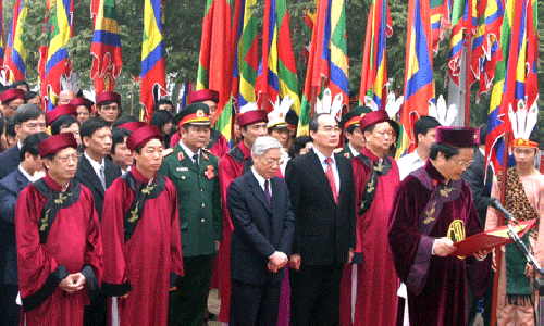 Dâng hương Quốc Tổ Hùng Vương