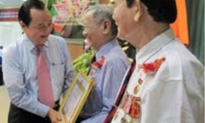 Thành ủy TP.Hồ Chí Minh trao tặng Huy hiệu Đảng cho 1.512 đảng viên