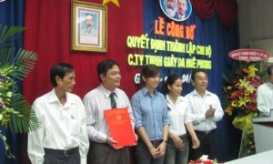Thành lập chi bộ Công ty TNHH Giày da Huê Phong