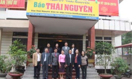 Báo Thái Nguyên trao đổi với cán bộ, phóng viên Tạp chí KOSANG  PHAK, Tạp chí Xây dựng Đảng