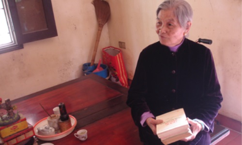 Tủ sách văn hóa của cụ bà 80 tuổi đời, 63 năm tuổi đảng