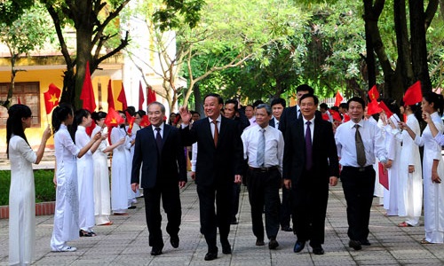 Đồng chí Tô Huy Rứa dự khai giảng năm học mới tại Trường THPT chuyên Bắc Ninh