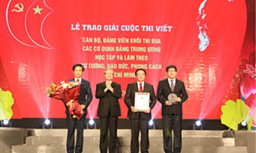 Khối thi đua các cơ quan đảng Trung ương trao giải Cuộc thi viết về học tập và làm theo Bác