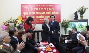 Thành ủy Hà Nội trao Huy hiệu 70 năm tuổi Đảng đợt 3-2-2015