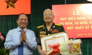 Đảng bộ Thành phố Hồ Chí Minh tặng Huy hiệu Đảng đợt 7-11 cho 2.405 đảng viên