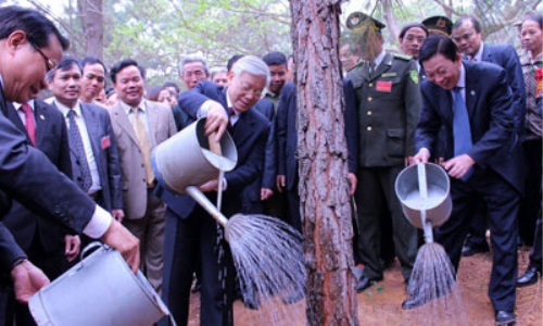 Tổng Bí thư Nguyễn Phú Trọng dự “Tết trồng cây” tại Khu di tích Đồi cây Bác Hồ trên đồi Đống Váng