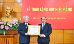 Đồng chí Vũ Khoan, nguyên Bí thư Trung ương Đảng, nguyên Phó Thủ tướng Chính phủ nhận Huy hiệu 55 tuổi Đảng