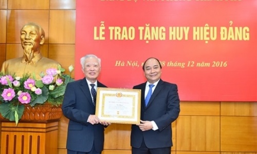 Đồng chí Vũ Khoan, nguyên Bí thư Trung ương Đảng, nguyên Phó Thủ tướng Chính phủ nhận Huy hiệu 55 tuổi Đảng